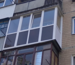 Французский балкон с тонированными стеклами фото