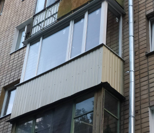 Засклення балкона пластикові вікна